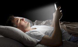 ¿Sabías Los Problemas De Sueño Qué Provocan Los Dispositivos Móviles Si Los Usas Por La Noche?