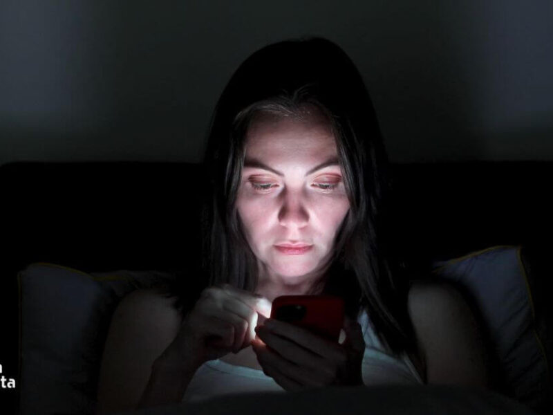 Usar el móvil por la noche es malo