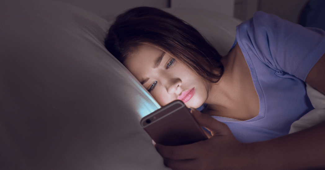 Gafas para dormir mejor ¿Funcionan o son puro marketing? luz pantallas móvil provoca dormir mal