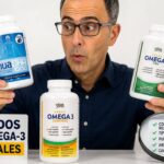 Ramón García, óptico-optometrista, mostrando las mejores marcas de Omega 3 con certificado IFOS