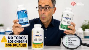 Ramón García, óptico-optometrista, mostrando las mejores marcas de Omega 3 con certificado IFOS